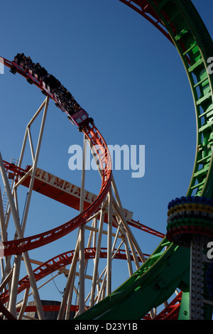 Hambourg, Allemagne, en montagnes russes sur la fête foraine Banque D'Images