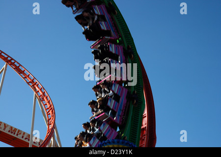 Hambourg, Allemagne, en montagnes russes sur la fête foraine Banque D'Images