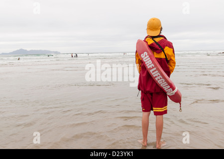 Un jeune nageur regarder les gens dans l'eau. Banque D'Images