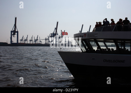 Hambourg, Allemagne, les passagers à bord d'un traversier sur la rivière de l'Elbe dans le port de Hambourg Banque D'Images