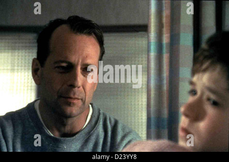 Le sixième sens Sixième Sens, Bruce Willis, Haley Joel Osment Dr. Malcolm Crowe (Bruce Willis) ermutigt Cole (Haley Joel Banque D'Images