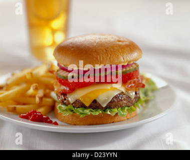 Fromage fondu Triple burger servi avec frites et d'un plateau de glace Banque D'Images