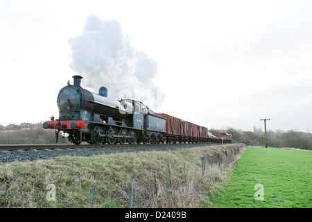 Locomotive à vapeur tirant un train de marchandises à l'Est de chemin de fer à bavures Lancs Banque D'Images