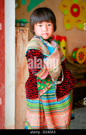 Un jeune H'Mong fleur fille lors d'une école de village près de Bac Ha, Nord Vietnam, Asie du Sud Est. Banque D'Images