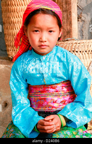 Fille Hmong blanc au marché de Dong Van, Province de Ha Giang, Vietnam du Nord-Ouest, l'Asie. Banque D'Images