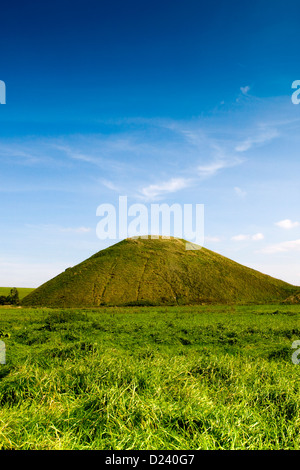 Silbury Hill néolithique en été, près d'Avebury, Wiltshire, Angleterre, Royaume-Uni. Banque D'Images