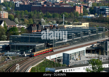 Berlin, Allemagne, un train est la course à la gare Southern Cross Banque D'Images