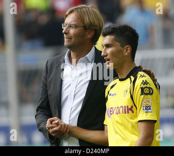 Fichier - une archive photo datée du 22 août 2009 montre l'entraîneur-chef du Borussia Dortmund Jürgen Klopp (L) serre la main de son joueur Nuri Sahin au cours de la Bundesliga match de football entre le VfB Stuttgart et Borussia Dortmund à Dortmund, en Allemagne. Selon les rapports des médias le 11 janvier 2013 champion de football allemand du Borussia Dortmund a décroché un coup de transfert et a signé son premier dvd Nuri Sahin. Photo : Roland Weihrauch Banque D'Images