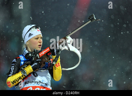 La biathlète allemande Miriam Goessner est photographié à la plage de prise de vue lors de l'échauffement pour la prise de vue féministe 7,5 km sprint de la coupe du monde de biathlon à Chiemgau Arena à Ruhpolding, en Allemagne, le 11 janvier 2013. Photo : Andreas GEBERT Banque D'Images