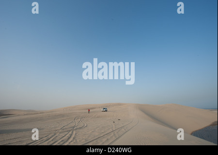 Une vue sur le désert près de Doha, Qatar, le 8 janvier 2013. Photo : Peter Kneffel Banque D'Images