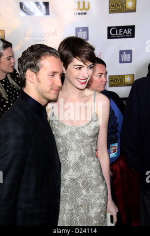 L'actrice Anne Hathaway et Adam Shulman mari arrive à la 18e Conférence annuelle de Critics' Choice Awards au Barker Hanger à Santa Monica, USA, le 10 janvier 2013. Photo : Hubert Boesl/dpa Banque D'Images