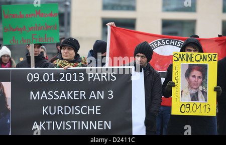 Les gens tiennent des pancartes montrant des photos de la militants kurdes tués lors d'une manifestation de solidarité à Pariser Platz à Berlin, Allemagne, 11 janvier 2013. Des dizaines de manifestants se sont réunis à l'ambassade de France d'établir une couronne pour les trois femmes kurdes, qui ont été tués avec une balle dans la tête à Paris. Photo : FLORIAN SCHUH Banque D'Images