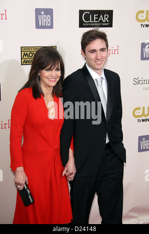 L'actrice Sally Field et son fils Sam Greisman arrivent à la 39e People's Choice Awards annuels à Nokia Theater à Los Angeles. Vivre à Los Angeles, USA, le 09 janvier 2013. Photo : Hubert Boesl/dpa Banque D'Images