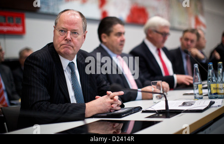 Candidat chancelier SPD Peer Steinbrueck (L-R), président du SPD, Sigmar Gabriel, président du groupe parlementaire SPD et Frank-Walter Steinmeier, assister à la conférence du groupe parlementaire SPD à Berlin, Allemagne, 11 janvier 2013. La conférence de deux jours des sociaux-démocrates se concentre sur les élections parlementaires de 2013. Photo : MICHAEL KAPPELER Banque D'Images