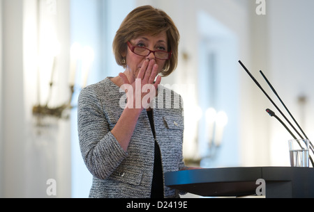 Daniela Schadt, partenaire de Président allemand Joachim Gauck, réagit après avoir remarqué qu'elle a oublié d'un interprète pour son discours lors de la réception du Nouvel An au château de Bellevue à Berlin, Allemagne, 11 janvier 2013. Des partenaires de fonctionnaires diplomatiques accrédités et invités spéciaux sont invités à la réception. Photo : MICHAEL KAPPELER Banque D'Images