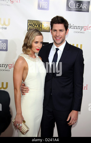 Acteurs Emily Blunt et John Krasinski mari arrive à la 18e Conférence annuelle de Critics' Choice Awards au Barker Hanger à Santa Monica, USA, le 10 janvier 2013. Photo : Hubert Boesl/dpa Banque D'Images