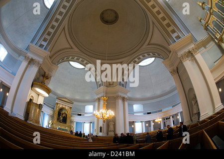 Vue de l'intérieur de la cathédrale luthérienne (Tuomiokirkko) à la place du Sénat (Senaatintori) à Helsinki, Finlande, 16 octobre 2012. Le monument d'Helsinki inofficiel domine toute la place du Sénat qui a été construit par l'architecte berlinois Carl Ludwig Engel dans la première moitié du 19e siècle. Photo : Jens Buettner Banque D'Images