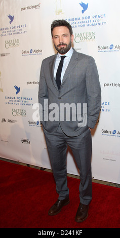 L'acteur et réalisateur Ben Affleck arrive au cinéma pour le Gala de la Fondation pour l'humanité à l'hôtel Beverly Hills à Los Angeles, USA, le 11 janvier 2013. Il a été honoré avec le cinéma pour la paix Humanitarian Award 2013. Photo : Hubert Boesl/dpa Banque D'Images