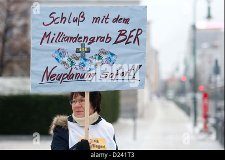 BER les opposants aéroport lutte pendant la réunion spéciale du parlement de l'état concernant l'insertion de motion de censure contre le maire en face de la Abgeordnetenhaus à Berlin, Allemagne, 12 janvier 2013. Le Parti Vert et le Parti Pirate Wowereit accuser de porter atteinte à l'image de la ville avec son implication dans le scandale de l'aéroport de BER. La motion de censure a échoué. Photo : Maurizio Gambarini Banque D'Images