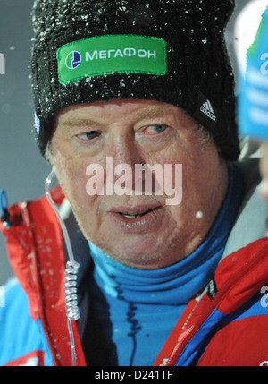 L'entraîneur allemand de la Fédération de l'équipe de Biathlon Wolfgang Pichler grimaces pendant la course sprint femmes de la Coupe du Monde de biathlon à Chiemgau Arena à Ruhpolding, en Allemagne, le 11 janvier 2013. Photo : Andreas Gebert Banque D'Images