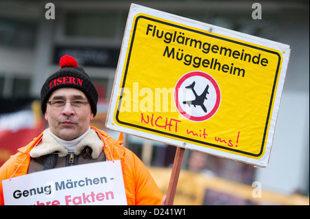 BER les opposants aéroport lutte pendant la réunion spéciale du parlement de l'état concernant l'insertion de motion de censure contre le maire en face de la Abgeordnetenhaus à Berlin, Allemagne, 12 janvier 2013. Le Parti Vert et le Parti Pirate Wowereit accuser de porter atteinte à l'image de la ville avec son implication dans le scandale de l'aéroport de BER. La motion de censure a échoué. Photo : Maurizio Gambarini Banque D'Images