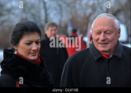 Les politiciens de gauche Sahra Wagenknecht et Oskar Lafontaine sont devant le cimetière socialiste à Berlin, Allemagne, 13 janvier 2013. Ils commémorent les dirigeants communistes Rosa Luxemburg et Karl Liebknecht. Photo : Paul Zinken Banque D'Images