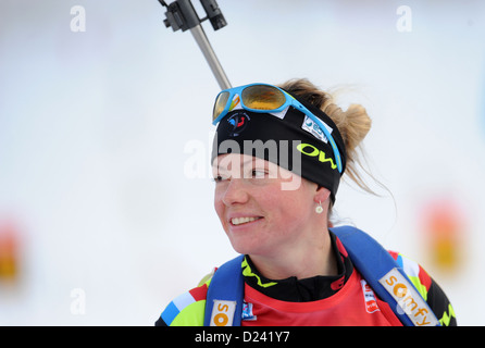 La biathlète française Marie Dorin Habert sourit avant de la WOMEN'S 12,5 km départ groupé course de la Coupe du Monde de biathlon à Chiemgau Arena à Ruhpolding, Allemagne, 13 janvier 2013. Berger de la Norvège a gagné. Photo : Andreas Gebert Banque D'Images