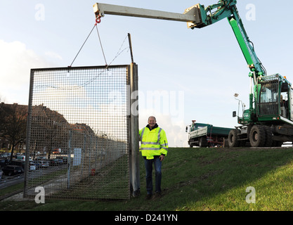 Un excavateur déconstruit la clôture à la douane Spreehafen Spree (port) à Hambourg, Allemagne, 12 janvier 2013. Depuis le 01 janvier 2013, elle n'a plus qu'un port libre. Conformément à la législation douanière, près d'un quart de la zone portuaire de Hambourg avait été un pays étranger. Photo : Angelika Warmuth Banque D'Images