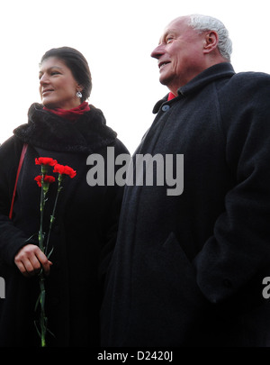 Les politiciens de gauche Sahra Wagenknecht et Oskar Lafontaine tenir œillets rouges en face de la cimetière socialiste à Berlin, Allemagne, 13 janvier 2013. Ils commémorent les dirigeants communistes Rosa Luxemburg et Karl Liebknecht. Photo : Paul Zinken Banque D'Images