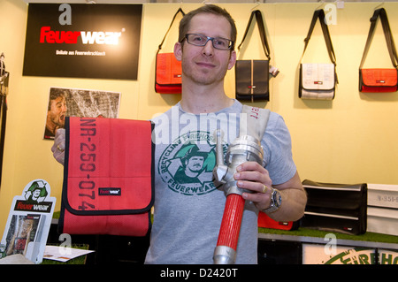 Designer Robert Kluesener de Cologne présente ses produits à la 'early bird' vie juste à Hambourg, Allemagne, 12 janvier 2013. Il fait sacs hors de vieux tuyaux d'incendie. Sur environ 80 000 mètres carrés, 944 entreprises présentes accessoires inhabituels dans les domaines de la vie, de la mode, des bijoux et bien-être. Photo : Axel Heimken Banque D'Images