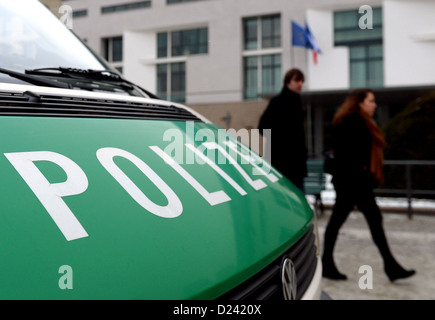 Un véhicule de police est garée en face de l'Ambassade de France à Berlin, Allemagne, 13 janvier 2013. Pas de mesures de sécurité extraordinaires ont été prises après la France a hightened ses mesures de sécurité en France en raison d'éventuelles attaques de représailles terroristes islamiques pour les actions de la France au Mali. Le ministère allemand de l'Intérieur ne voit pas de raisons d'augmenter la sécurité. Photo : Britta Pedersen Banque D'Images
