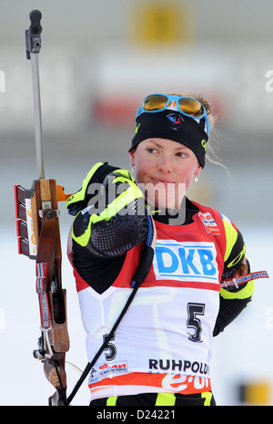 La biathlète française Marie Dorin Habert se réchauffe avant le women's 12,5 km départ groupé course de la Coupe du Monde de biathlon à Chiemgau Arena à Ruhpolding, Allemagne, 13 janvier 2013. Berger de la Norvège a gagné. Photo : Andreas Gebert Banque D'Images