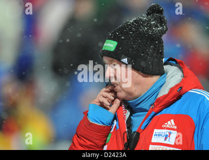 L'entraîneur allemand de la Fédération de l'équipe de Biathlon Wolfgang Pichler grimaces pendant la course sprint femmes de la Coupe du Monde de biathlon à Chiemgau Arena à Ruhpolding, en Allemagne, le 11 janvier 2013. Photo : Andreas Gebert Banque D'Images