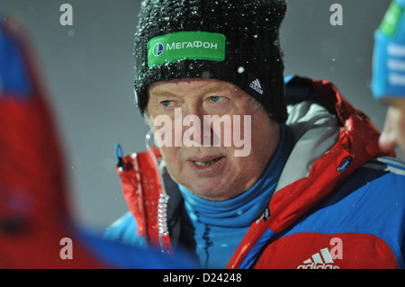 L'entraîneur allemand de la Fédération de l'équipe de Biathlon Wolfgang Pichler grimaces pendant la course sprint femmes de la Coupe du Monde de biathlon à Chiemgau Arena à Ruhpolding, en Allemagne, le 11 janvier 2013. Photo : Andreas Gebert Banque D'Images