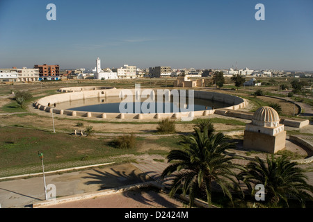 Les bassins Aghlabid à Kairouan, Tunisie, citernes géant construit au neuvième siècle de tenir de l'eau introduit par aqueduc Banque D'Images