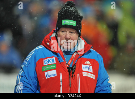 L'entraîneur allemand de la Fédération de l'équipe de Biathlon Wolfgang Pichler grimaces pendant la course sprint femmes de la Coupe du Monde de biathlon à Chiemgau Arena à Ruhpolding, en Allemagne, le 11 janvier 2013. Photo : Andreas Gebert Banque D'Images