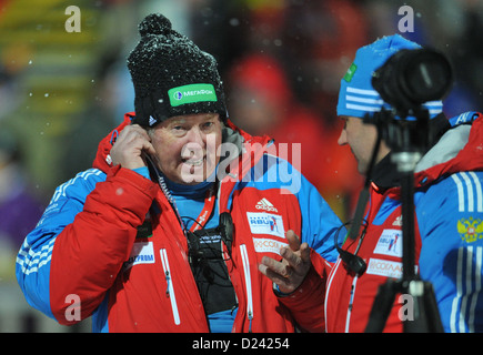 L'entraîneur allemand de la Fédération de l'équipe de Biathlon Wolfgang Pichler grimaces pendant la course sprint femmes de la Coupe du Monde de biathlon à Chiemgau Arena à Ruhpolding, en Allemagne, le 11 janvier 2013. Photo : Andreas Gebert Banque D'Images