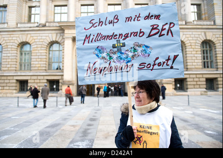 BER les opposants aéroport lutte pendant la réunion spéciale du parlement de l'état concernant l'insertion de motion de censure contre le maire en face de la Abgeordnetenhaus à Berlin, Allemagne, 12 janvier 2013. Le Parti Vert et le Parti Pirate Wowereit accuser de porter atteinte à l'image de la ville avec son implication dans le scandale de l'aéroport de BER. La motion de censure a échoué. Photo : Maurizio Gambarini Banque D'Images