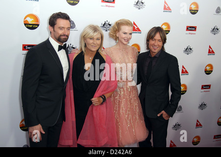 (L-R) l'acteur Hugh Jackman et sa femme actrice Deborra-Lee Furness, l'actrice Nicole Kidman et son mari musicien Keith Urban assister au G'DAY USA Los Angeles gala cravate noire à l'hôtel JW Marriott à Los Angeles, USA, le 12 janvier 2013. Photo : Hubert Boesl/dpa Banque D'Images