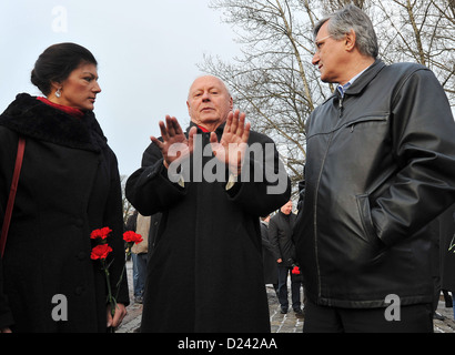 Les politiciens de gauche Sahra Wagenknecht (L-R), Oskar Lafontaine et chef de parti Bernd Riexinger sont devant le cimetière socialiste à Berlin, Allemagne, 13 janvier 2013. Ils commémorent les dirigeants communistes Rosa Luxemburg et Karl Liebknecht. Photo : Paul Zinken Banque D'Images