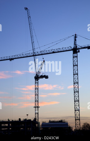 Grues sur les travaux de construction de nouveaux bureaux sur la rive sud de Londres, London Bridge trimestre au crépuscule, Southwark, London, UK Banque D'Images