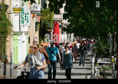 Berlin, Allemagne, les passants dans la Kastanienallee Banque D'Images