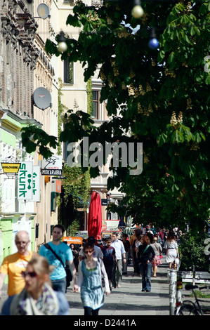 Berlin, Allemagne, les passants dans la Kastanienallee Banque D'Images