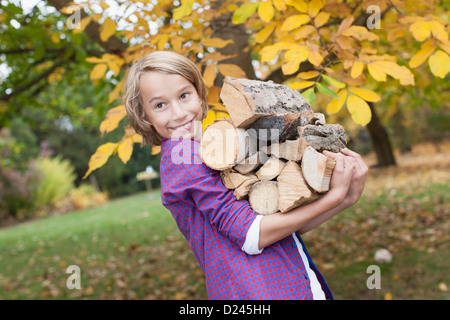 L'Allemagne, Leipzig, Boy holding bois, smiling Banque D'Images