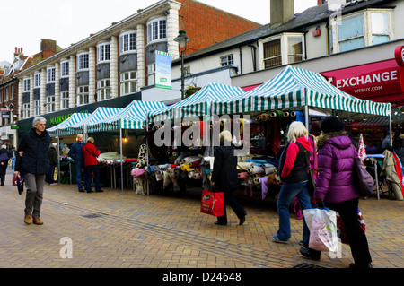 Les étals de marché à Bromley High Street. Banque D'Images