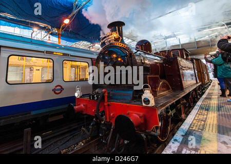 Londres, Royaume-Uni. 13 janvier 2013. La station de métro 'Pioneer' passe par la station de Farringdon le terminus de la première ligne de métro. Le métro de Londres fête son 150e anniversaire avec une course d'une locomotive à vapeur tiré d'Olympie à Moorgate. London, UK 13 janvier 2013. Banque D'Images