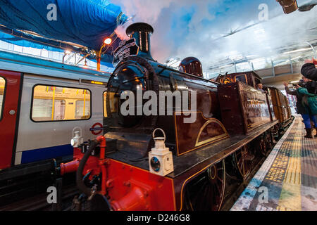 Londres, Royaume-Uni. 13 janvier 2013. La station de métro 'Pioneer' passe par la station de Farringdon le terminus de la première ligne de métro. Le métro de Londres fête son 150e anniversaire avec une course d'une locomotive à vapeur tiré d'Olympie à Moorgate. London, UK 13 janvier 2013. Banque D'Images