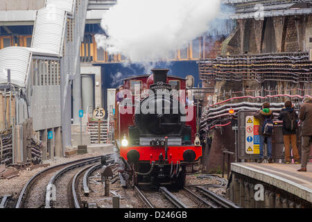 Londres, Royaume-Uni. 13 janvier 2013. La station de métro 'Pioneer' passe par la station de Farringdon le terminus de la première ligne de métro. Le métro de Londres fête son 150e anniversaire avec une course d'une locomotive à vapeur tiré d'Olympie à Moorgate. London, UK 13 janvier 2013. Banque D'Images