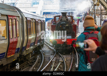 Londres, Royaume-Uni. 13 janvier 2013. La station de métro 'Pioneer' passe par la station de Farringdon le terminus de la première ligne de métro. Le métro de Londres fête son 150e anniversaire avec une course d'une locomotive à vapeur tiré d'Olympie à Moorgate. London, UK 13 janvier 2013. Banque D'Images