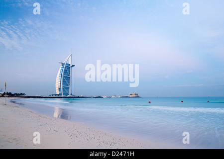 Burj al Arab, au lever du soleil avec copie espace vue de la plage de Jumeirah Banque D'Images